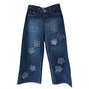 Collection de jeans larges brodés et graphiques tendance, style unique et design pour femmes - Product Image 1