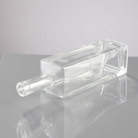 Bouteilles en verre de vodka rectangulaires personnalisées avec différentes capacités (500ml, 750ml, 1000ml et ainsi de suite), poids avec bouchon en caoutchouc