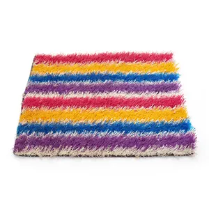 Nuovo tappeto erboso artificiale dell'erba finta dell'arcobaleno di sconto promozionale della fabbrica della cina per l'erba all'aperto