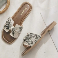 Sandales plates pour femmes avec doublure en maille, semelle intermédiaire en plastique et semelle extérieure en caoutchouc, parfaites pour l'été, les activités de plein air, la mode et comme chaussures d'intérieur confortables.