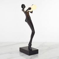Lampe sur pied en résine, style moderne et minimaliste, avec figurine abstraite tenant une boule, lumière tricolore, économe en énergie, intensité variable, E27