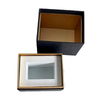 Boîte cadeau rigide noire de luxe avec couvercle et base, intérieur doré, emballage en carton pour bijoux, parfum, bougie, utilisation de marque