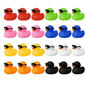 Vente en gros <span class=keywords><strong>de</strong></span> canards <span class=keywords><strong>de</strong></span> <span class=keywords><strong>bain</strong></span> jaunes couineurs en caoutchouc avec lunettes <span class=keywords><strong>de</strong></span> <span class=keywords><strong>soleil</strong></span>, design mini <span class=keywords><strong>de</strong></span> 2 pouces en chlorure <span class=keywords><strong>de</strong></span> polyvinyle, logo personnalisé, en vrac - Product Image 1