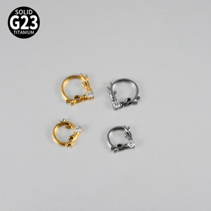 Anneau segmenté pour <span class=keywords><strong>nez</strong></span> et oreille en titane G23 avec motif bois <span class=keywords><strong>de</strong></span> cerf et zircone cubique |   Bijoux <span class=keywords><strong>de</strong></span> piercing inspirés <span class=keywords><strong>de</strong></span> la nature pour les studios et les magasins <span class=keywords><strong>de</strong></span> détail - Product Image 1