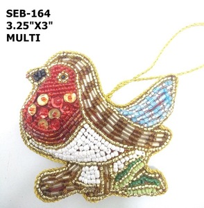 Ornement de Noël artisanal en velours de luxe, en forme d'oiseau rouge à poitrine rouge, orné de perles et de broderies Zari, avec paillettes et perles. - Product Image 5