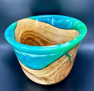 Bol en bois et résine fait main avec du bois naturel riche et une finition en résine lisse, conçu pour les cuisines et les espaces de vie élégants - Product Image 2