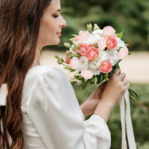 Ramo Pequeño de Rosas de Seda Europeas, Flores Artificiales de Múltiples Cabezas, Altamente Simuladas, de Larga Duración, para el Hogar, Sala de Estar, Día de San Valentín - Product Image 6