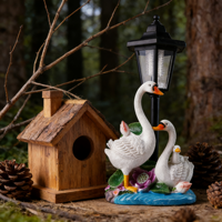 Anmutige Schwanenfamilie Harzskulptur, Drei Elegante Schwäne auf Blauem Teich-Sockel, Realistische Weiße Vögel mit Orangenen Schnäbeln