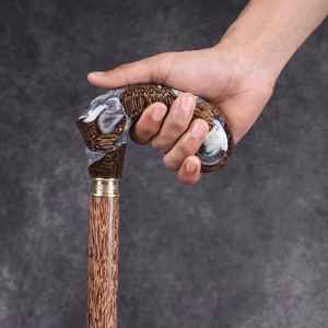 Bastón de Resina y Madera Diseñado para la Seguridad y el Estilo, Ofrece un Agarre Cómodo y Seguro - Product Image 2