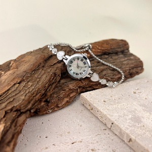 Relojes de Mujer de Nuevo Estilo: Relojes de Cuarzo Modernos, Sencillos y Personalizados con Cadenas en Forma de Corazón, Venta al Por Mayor de Fábrica - Product Image 2
