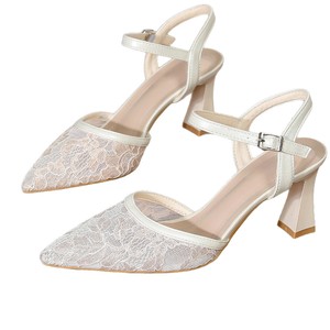 <span class=keywords><strong>Scarpe</strong></span> da <span class=keywords><strong>Donna</strong></span> di Design <span class=keywords><strong>con</strong></span> Punta a Spillo in Pizzo e Rete, Tacchi Larghi, Eleganti Sandali Bianchi <span class=keywords><strong>con</strong></span> Ricamo Floreale e Cinturino <span class=keywords><strong>con</strong></span> Fibbia - Product Image 1