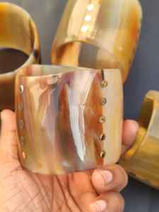 Brazaletes de cuerno de búfalo naturales ecológicos modernos para damas, accesorios de moda elegantes y únicos hechos a mano - Product Image 3