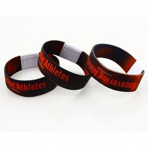 Pulseras Elásticas Tejidas de Tela Multicolor con Logotipo Personalizado para Fiestas y Festivales - Product Image 3