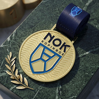 Op maat gemaakte emaillemedaille, gestanst, met textuur, van zinklegering, verguld, 2D logo-letter, op maat gemaakte metalen medailles voor clubevenementen