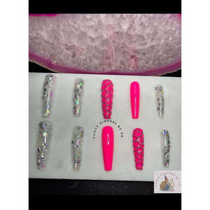 Vernis à ongles haute couture effet cercueil avec paillettes encapsulées, motif filet et perles caviar, rose fluo et transparent - Product Image 1