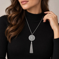 Collier long avec pendentif rond en filigrane couleur argent et pompon pour femme, bijou bohème pour pull, accessoire de mode pour fête, cadeau
