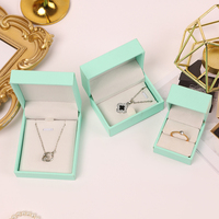 Boîtes de présentation de bijoux personnalisées A1 avec logo, couvercles à charnières, intérieur blanc et formats carrés pour marques OEM