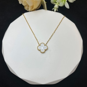 Collana da donna in rame con quadrifoglio in resina, stile sportivo, lusso discreto, catena in bambù, ciondolo colorato, di tendenza e di nicchia - Product Image 2