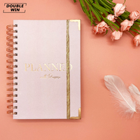 Carnet de planification hebdomadaire et quotidienne à spirale personnalisé 2026-2027 rose avec autocollants – Vente en gros