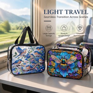 Set <span class=keywords><strong>de</strong></span> 2 Bolsas <span class=keywords><strong>de</strong></span> Maquillaje con Pintura <span class=keywords><strong>de</strong></span> Diamantes 5D - Neceser <span class=keywords><strong>de</strong></span> Viaje Artesanal con Pedrería y Herramientas Incluidas (Incluye Pegamento <span class=keywords><strong>de</strong></span> Arcilla y Bandeja para Herramientas) - Product Image 2