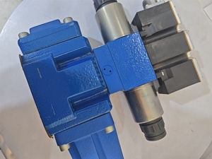 วาล์วควบคุมทิศทางแบบสัดส่วน Rexroth 4WRZE16W8-150-7X/6EG24N9EK31/F1D3M รุ่น R900757605 - Product Image 4