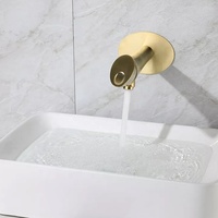 Robinet de lavabo mural monotrou en laiton doré brossé, style moderne et contemporain, avec mitigeur chaud/froid encastré et poignée unique