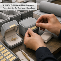 JUNSEN Maßgefertigtes Abgeschrägtes Achteckiges Samt-Schmuckbox-Set 3-teilig Grau-Gold Namensschild Massivholz-Kern Ring Halskette Geschenk
