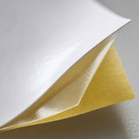 Étiquettes autocollantes personnalisées en vinyle pour emballages de marques de mode, découpées sur mesure, résistantes à l'eau, aux graisses et aux UV, imprimées avec logo, en rouleaux de papier.