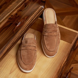 Pantuflas de hombre con suela de cuero y parte superior de piel de oveja lijada, cómodas y casuales, con forro de piel sintética. - Product Image 1