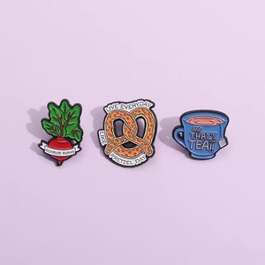 Spilla con elemento <span class=keywords><strong>Gourmet</strong></span> Set di spille Creative in lega di zinco con biscotti a farfalla disegni di ravanelli freschi per occasioni natalizie - Product Image 2