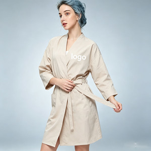 Kimono/Grembiule Professionale Nero con Maniche e Logo Personalizzato per Barbieri, Saloni di Bellezza e Clienti Spa - Accappatoi per <span class=keywords><strong>Parrucchieri</strong></span> - Product Image 1