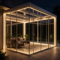 Véranda en verre moderne avec bande lumineuse LED intégrée, salle de patio à structure en aluminium pour usage résidentiel