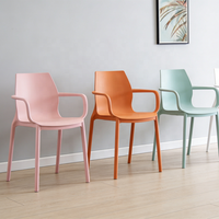 Chaise de salle à manger d'extérieur en plastique PP, design moderne et minimaliste, empilable, pour restaurants et hôtels