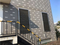 Stores de fenêtre horizontaux motorisés modernes en alliage d'aluminium à lamelles réglables pour extérieur