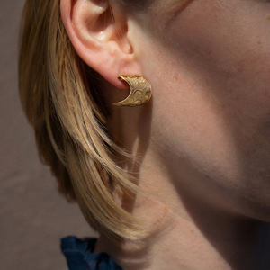 Boucles d'oreilles créoles Jeding originales en acier inoxydable plaqué or 18 carats, motif floral sculpté avec zircon, design de niche, ne ternissent pas, pour le marché international - Product Image 2