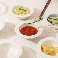 Assiette jetable moderne en céramique blanche pure pour la maison Hot Pot Dumpling Assaisonnement Plat de soja Chapeau de paille Snack Assiette-pour les hôtels