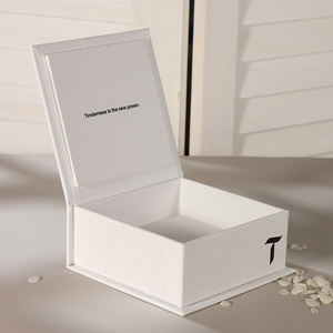 Caja de Embalaje de Joyería Rígida de Cartón con Imán Personalizada de Alta Gama, con Logotipo y Forro de Esponja para Pulseras, Pendientes y Collares - Product Image 1