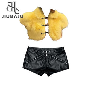 Completo <span class=keywords><strong>Sexy</strong></span> Due Pezzi con Collo Alto in Pelliccia, Cardigan Traforato e Pantaloncini in Pelle PU - Product Image 4