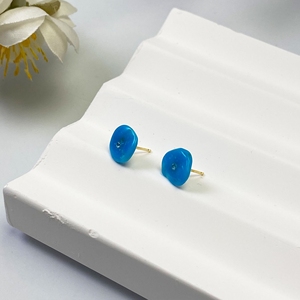 Pendientes Clásicos de Plata de Ley Chapados en Oro de 18K para Mujer con Turquesa Artificial en Forma de Huevo y Patrón Geométrico a Buen Precio - Product Image 1