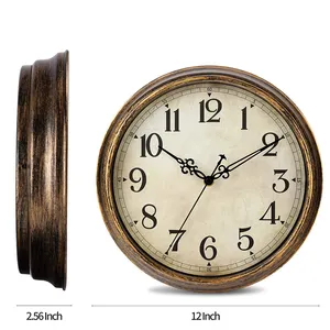 Grandi numeri romani che appendono l'orologio da parete in legno per soggiorno