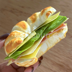 Croissant français au jambon et au fromage, tranché, boulangerie artisanale, beurreux, feuilleté, sandwich, modèle alimentaire, jouet, présentoir à laitue - Product Image 3