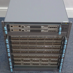 Juniper Networks QFX10008 d'occasion, 2xQFX10000-30C, 4xQFX10000-36Q, PoE, 12 ports, capacité 400 Gbit/s - Product Image 2