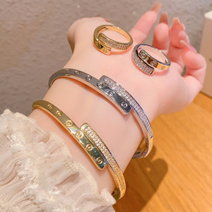 ชุดแหวนและกำไลข้อมือโลหะผสมทอง เงิน และทองแดงสำหรับผู้หญิง ประดับเพชรซิร์โคเนียมแบบฝังละเอียด ดีไซน์เรขาคณิต แฟชั่นเครื่องประดับ ของขวัญ - Product Image 1