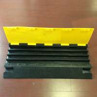 Rampe de protection de câbles en caoutchouc robuste 4 canaux 900*500*60mm pour allée, parking et sécurité routière