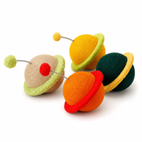 Jouet à gratter pour chat en sisal en forme de planète avec des balles à pompons à ressort, balle interactive pour chat pour chatons et chats d'intérieur