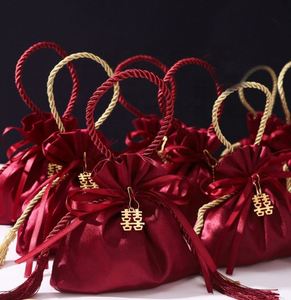 Pochette à bonbons en satin rouge avec cordon de serrage pour décoration de mariage et sac cadeau - Product Image 1