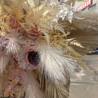 Guirlande de fleurs séchées style bohème avec herbe de la pampa et feuilles de palmier, arrangement floral artificiel pour mariage en extérieur, décoration de jardin et de fête