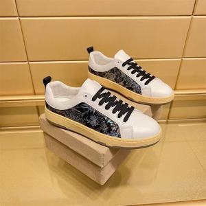 Zapatos deportivos casuales para hombre con estampado floral blanco, con cordones y de caña baja. - Product Image 2