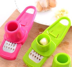 أداة طحن الزنجبيل والثوم البلاستيكية بألوان الحلوى، مقشرة سيليكون سحرية، قطاعة ومبشرة ومسحقة للمطبخ - Product Image 6