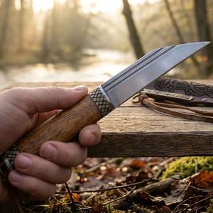 มีดทำมือสไตล์ไวกิ้งสำหรับตั้งแคมป์ ใบมีดเหล็กกล้าคาร์บอนสูง 8.5 นิ้ว สไตล์ยุคกลางนอร์ส ของขวัญ EDC ด้ามไม้แกะสลัก พร้อมปลอกหนัง - Product Image 5